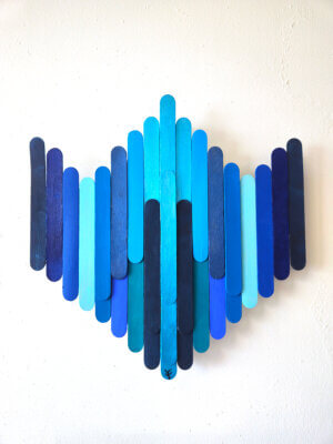 Abstrakter Vogel aus Mundspatel.